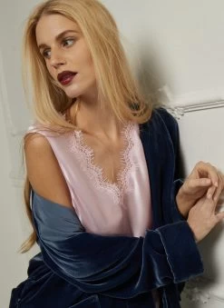 Seide-Viscose Samt Morgenmantel Lang DANIELA Elegant Von Vivis 27 Seide-Viscose Samt Morgenmantel Lang DANIELA Elegant Von Vivis -Modische Unterwäsche kimono seidensamt daniela dunkelblau vivis 4 1 1 1