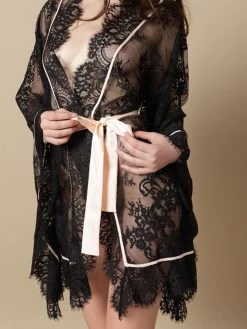 Kurzer Spitze Kimono FLEUR Schwarz-puder Von Marjolaine -Modische Unterwäsche kurzer spitze kimono fleur 4fle2002 schwarz puder marjolaine 1