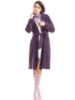 Morgenmantel KUSCHEL FLEECE Pflaume-violett Von Fiori Di Chiara 11 Morgenmantel KUSCHEL FLEECE Pflaume-violett Von Fiori Di Chiara -Modische Unterwäsche kuschel morgenmantel lila fc9137 fiori di chiara 2