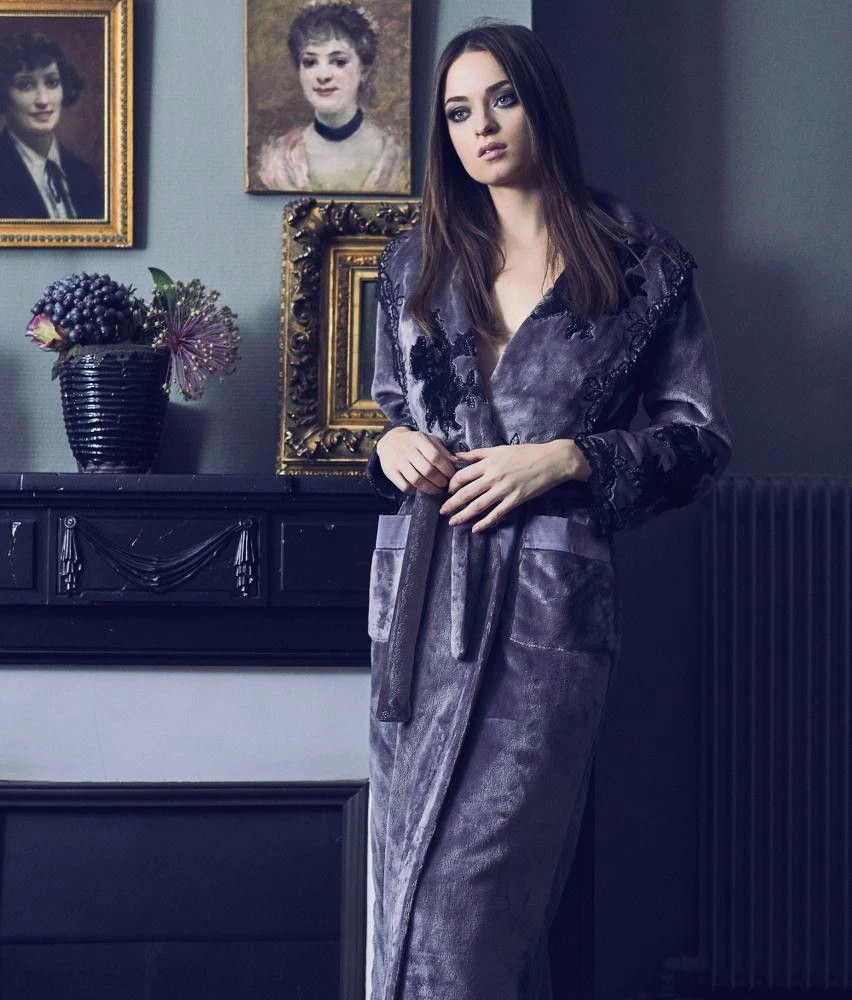 Warmer Hausmantel FREDA Lang Mit Spitze Marjolaine 7 Warmer Hausmantel FREDA Lang Mit Spitze Marjolaine – Bild 5