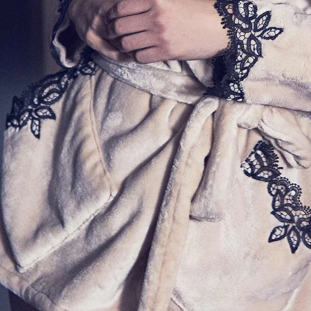 Warmer Hausmantel FREDA Lang Mit Spitze Marjolaine 8 Warmer Hausmantel FREDA Lang Mit Spitze Marjolaine – Bild 6