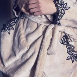 Warmer Hausmantel FREDA Lang Von Marjolaine -Modische Unterwäsche morgenmantel freda sand fre2401 1804 marjolaine 1 1