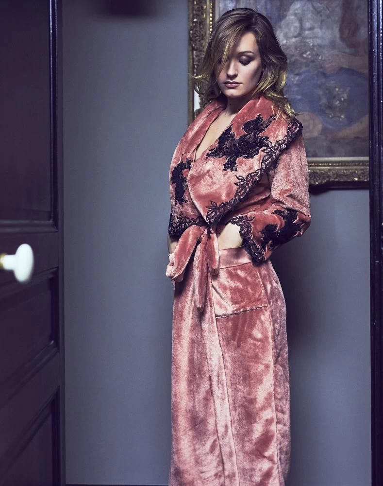 Warmer Hausmantel FREDA Lang Mit Spitze Marjolaine 5 Warmer Hausmantel FREDA Lang Mit Spitze Marjolaine – Bild 3