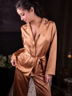 Seidenpyjama SOIE UNIE 100% Seide Marjolaine 39 Seidenpyjama SOIE UNIE 100% Seide Marjolaine -Modische Unterwäsche pyjama damen seide soie unie soi5533 caramell goldbeige marjolaine 2 4 7 1 1