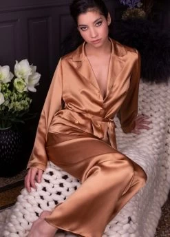 Seidenpyjama SOIE UNIE Von Marjolaine 29 Seidenpyjama SOIE UNIE Von Marjolaine -Modische Unterwäsche pyjama damen seide soie unie soi5533 caramell goldbeige marjolaine 3 4 7 1