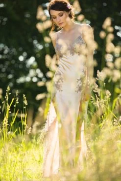 Langes Seidennegligé CAPRICE Mit Spitze Marjolaine -Modische Unterwäsche seide neglige lang cap3001 puder asche marjolaine 1