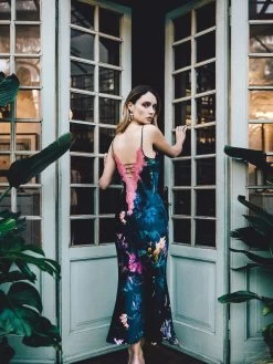 Langes Seidennegligé WINTER GARDEN Von Luna Di Seta -Modische Unterwäsche seide neglige winter garden vlst60548 dunkelblau blumen luna di seta 3 1