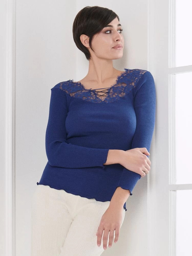 Merino Wolle-Seide LANGARMSHIRT Gerippt Blau Leavers Spitze Von Oscalito 4 Merino Wolle-Seide LANGARMSHIRT Gerippt Blau Leavers Spitze Von Oscalito – Bild 2