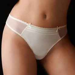 Seidenstring CLANDESTINE Von Millesia -Modische Unterwäsche string m6588 cladestine millesia champagner 1