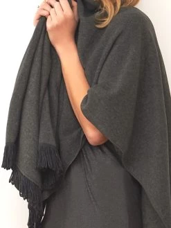 Cape / Stola KUSCHEL VISCOSE Dunkelgrau Von Chiara Fiorini 8 Cape / Stola KUSCHEL VISCOSE Dunkelgrau Von Chiara Fiorini -Modische Unterwäsche viscose fleece cape cf1915 grau chiara fiorini 2 1