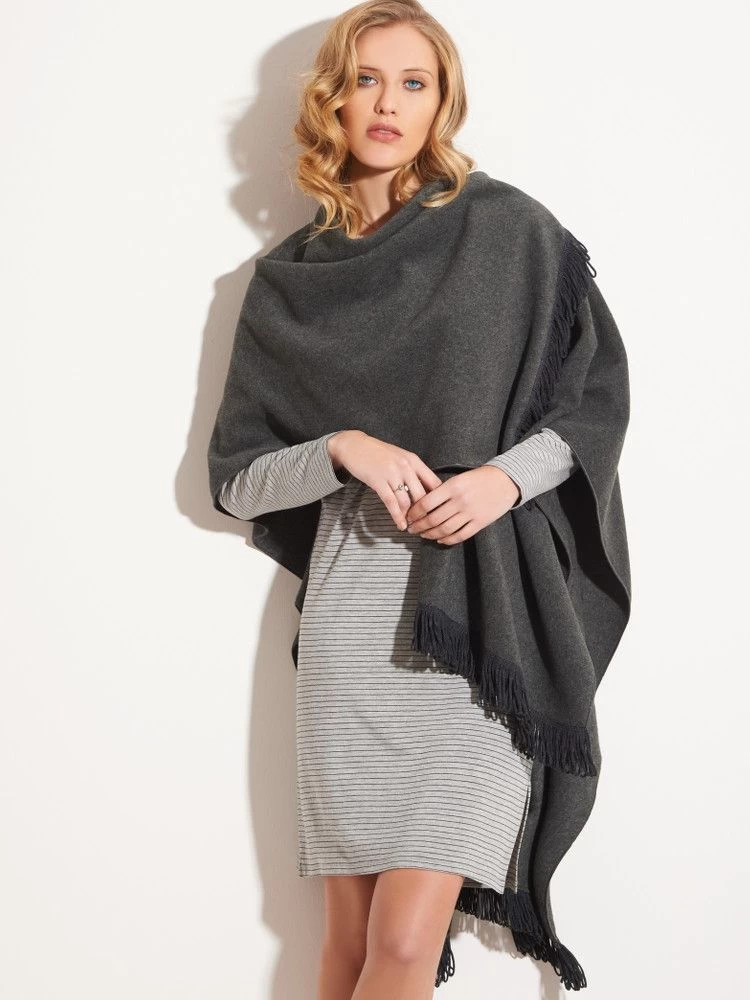 Cape / Stola KUSCHEL VISCOSE Dunkelgrau Von Chiara Fiorini 4 Cape / Stola KUSCHEL VISCOSE Dunkelgrau Von Chiara Fiorini – Bild 2