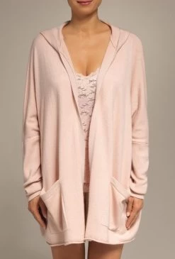 Wolle Kaschmir Kapuzen-Cardigan GRACE 96 Von Pain De Sucre Suggest -Modische Unterwäsche wolle kaschmir cardigan grace poudre pain de sucre suggest